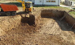 Рытье котлованов под фундамент в Фрязино – цена от 2540 руб. за м3 | ИП Садыков В. Р.